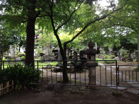 Tokyo cemetery tokyo-buddhist-cemetery-garden